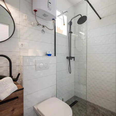 Ante Room's تروغير